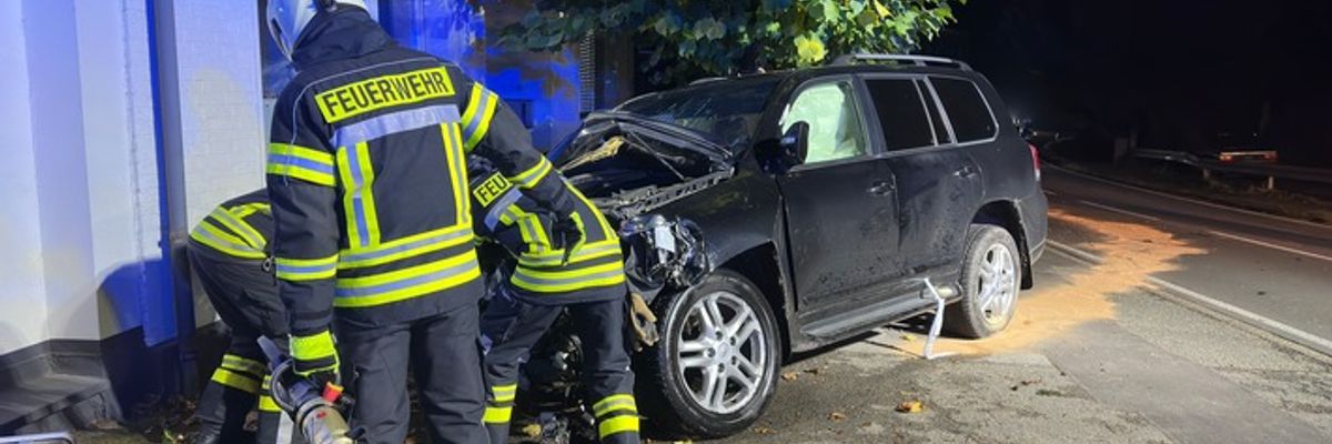 FW-EN: Verkehrsunfall in der Nacht - Feuerwehrdrohne sucht Umfeld ab