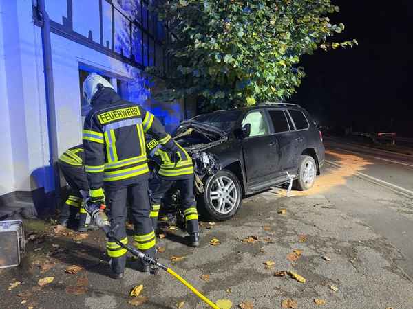 FW-EN: Verkehrsunfall in der Nacht - Feuerwehrdrohne sucht Umfeld ab