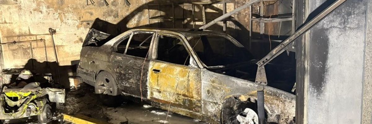 FW-RS: Brennt PKW in Garage. Feuerwehr konnte Brandausbreitung auf das gesamte Gebäude verhindern.