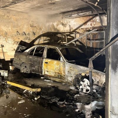 FW-RS: Brennt PKW in Garage. Feuerwehr konnte Brandausbreitung auf das gesamte Gebäude verhindern.