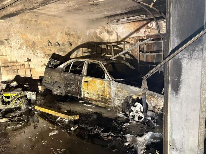 FW-RS: Brennt PKW in Garage. Feuerwehr konnte Brandausbreitung auf das gesamte Gebäude verhindern.