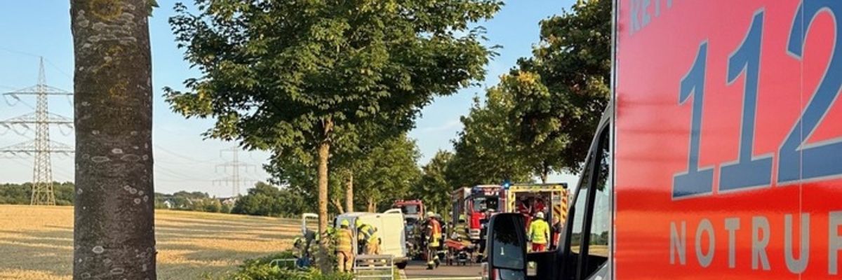 FW-RS: Schwerer Verkehrsunfall in Hückeswagen auf der K1/ Kleintransporter kollidiert mit Baum