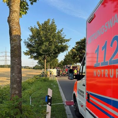 FW-RS: Schwerer Verkehrsunfall in Hückeswagen auf der K1/ Kleintransporter kollidiert mit Baum