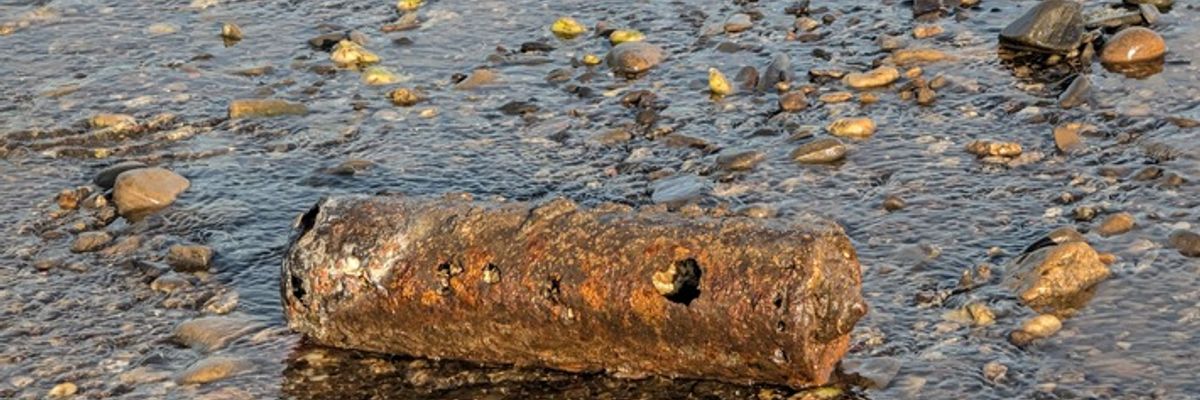 FW-NE: Brennende Phosphor-Brandbombe am Rheinufer | Niedrigwasser sorgte für Entzündung