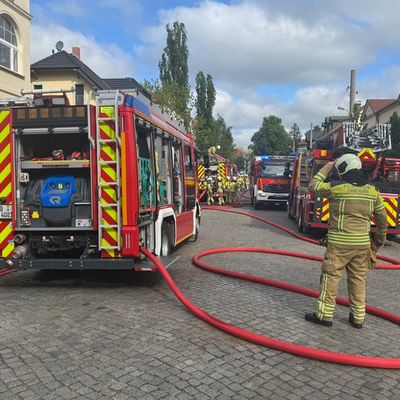 FW Dresden: Garagenbrand droht sich auf Nachbargebäude auszubreiten