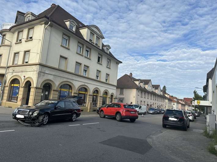 FW Weinheim: Verkehrsunfall mit mehreren PKW auf der Mannheimer Straße