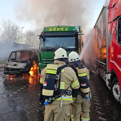 FW Lehrte: Schwerer Fahrzeugbrand auf der A2 bei Lehrte am 26. Dezember 2025