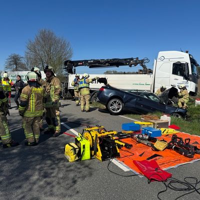FW-SE: Verkehrsunfall zwischen zwei Personenkraftwagen und einem LKW zwischen Alveslohe und Ellerau