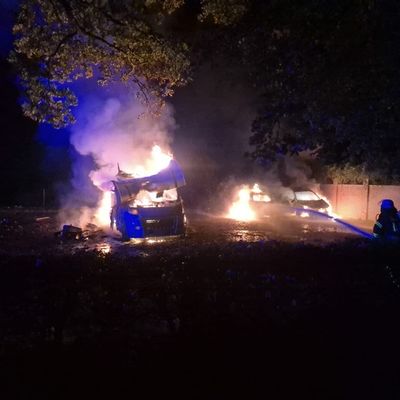 FFW Schiffdorf: Mehrere Fahrzeuge brennen lichterloh auf Friedhofsparkplatz