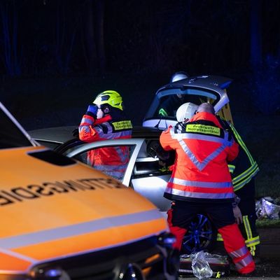FW LK Neunkirchen: Drei Verletzte bei Unfall - Feuerwehr rettet Schwerverletzte aus Wrack