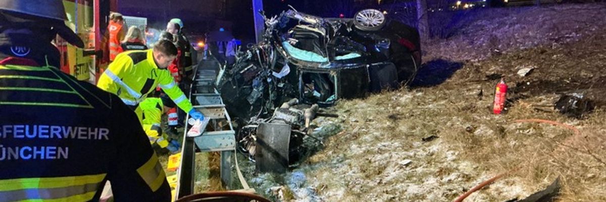 FW-M: Ersthelfer reagieren bei Verkehrsunfall vorbildlich (Riem)