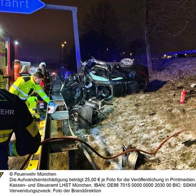 FW-M: Ersthelfer reagieren bei Verkehrsunfall vorbildlich (Riem)