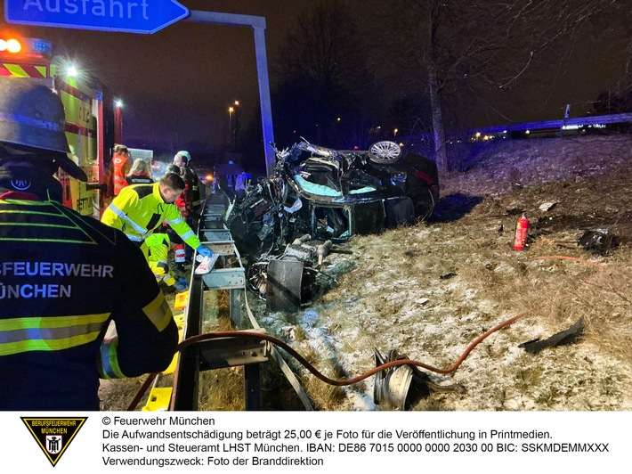 FW-M: Ersthelfer reagieren bei Verkehrsunfall vorbildlich (Riem)