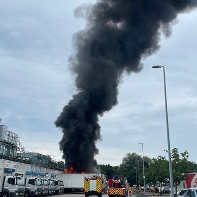 FW Lehrte: Unwettereinsätze und ein Großbrand beschäftigen die Feuerwehrkräfte der Stadt Lehrte den gesamten Montag