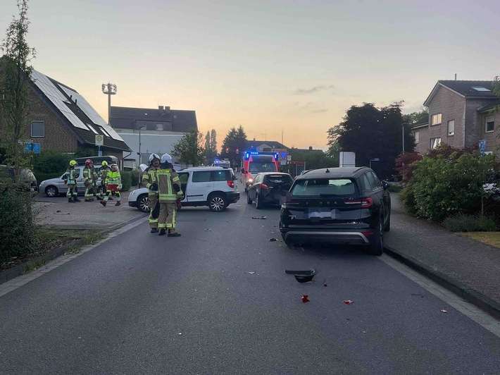 FW Alpen: Verkehrsunfall am frühen Morgen