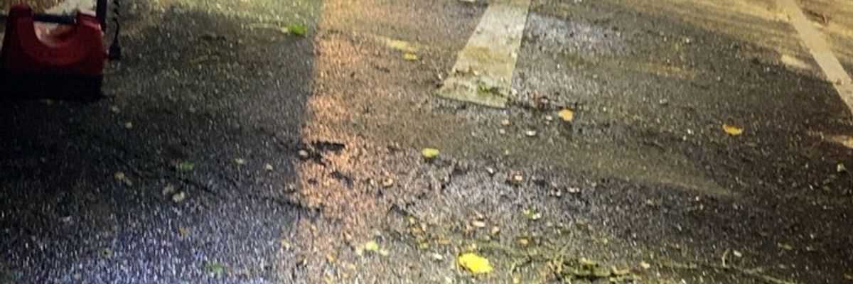 FW Niederkrüchten: Feuerwehr Niederkrüchten rückt zu acht Sturmeinsätzen aus / Umgestürzte Bäume blockieren Straßen und Zufahrten