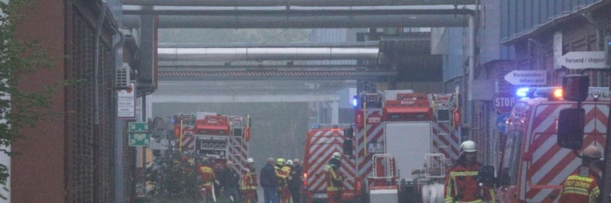FW Düren: Brand in Industriebetrieb - Feuerwehr über Stunden im Dauereinsatz - Mehrere parallele Einsätze forderten die Feuerwehr Düren