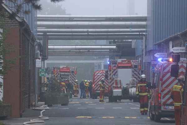 FW Düren: Brand in Industriebetrieb - Feuerwehr über Stunden im Dauereinsatz - Mehrere parallele Einsätze forderten die Feuerwehr Düren