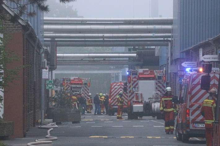 FW Düren: Brand in Industriebetrieb - Feuerwehr über Stunden im Dauereinsatz - Mehrere parallele Einsätze forderten die Feuerwehr Düren