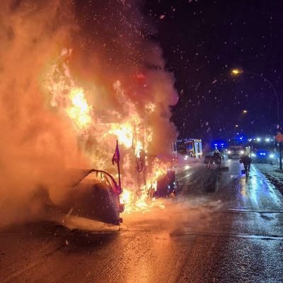 FW-DT: Brennendes Räum- / Streufahrzeug auf der Bielefelder Straße