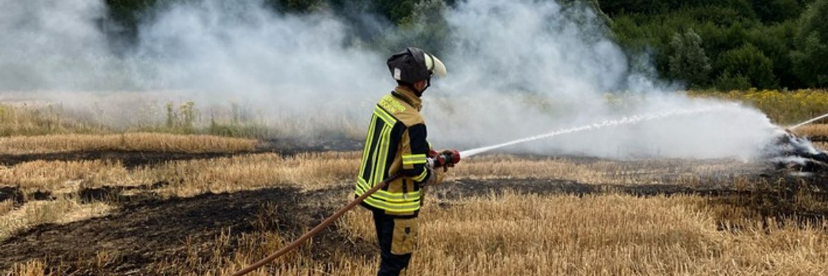 FW-BO: Brand eines Strohballens auf einem Stoppelfeld in Harpen