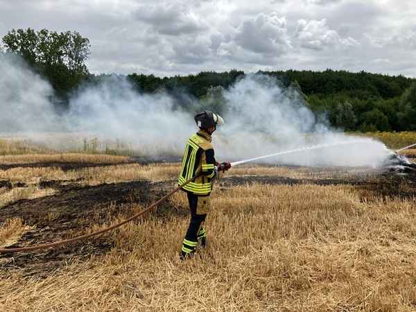 FW-BO: Brand eines Strohballens auf einem Stoppelfeld in Harpen