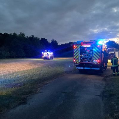 FW-MH: Brennender Fahrzeuganhänger auf dem Gelände des RWW