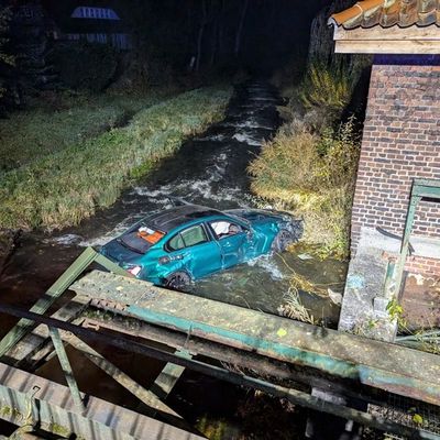FW-ROW: Nächtlicher Unfall in Rotenburg: PKW landet in der Wiedau