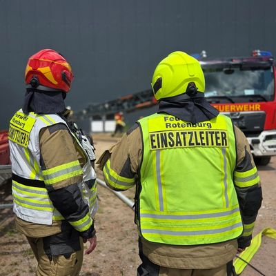 FW-ROW: Brand in Lagerhalle sorgt für starke Rauchentwicklung - MoWaS-Warnung ausgelöst