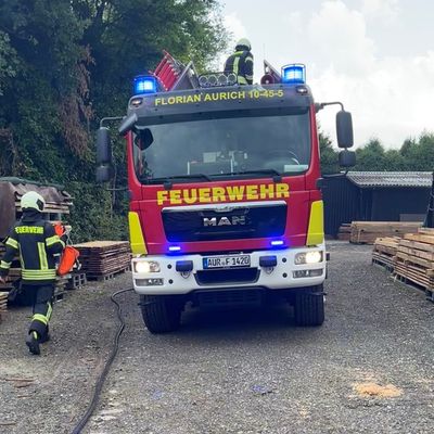 FW-AUR: Gitterbox mit Holz in Flammen