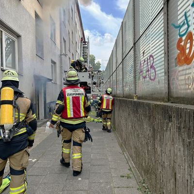 FW-E: Kellerbrand - Aufwändige Rettung über Drehleiter erforderlich