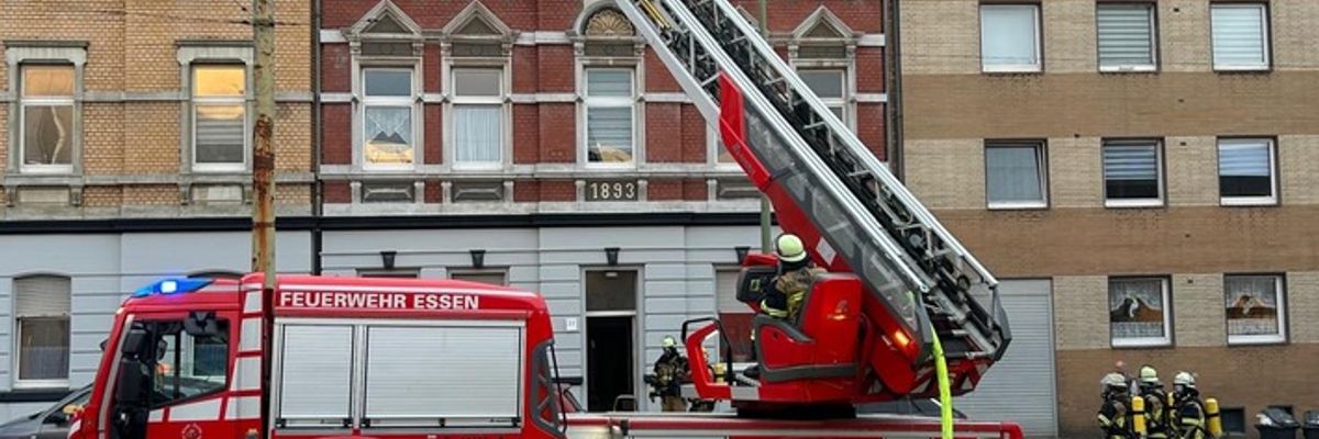 FW-E: Küchenbrand in einer Dachgeschosswohnung - zwei verletzte Personen