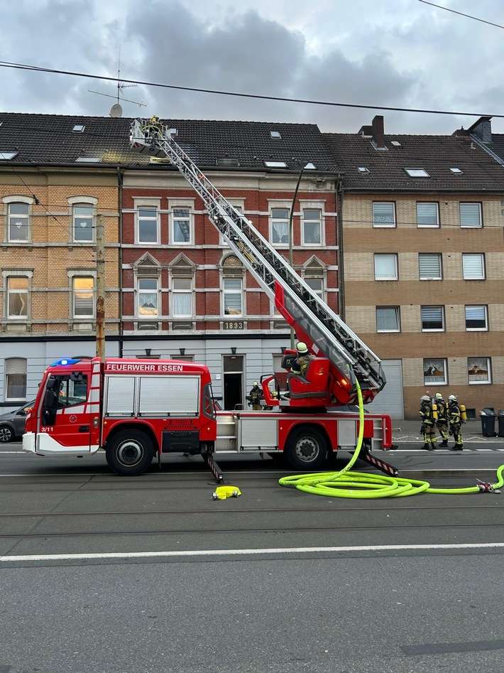 FW-E: Küchenbrand in einer Dachgeschosswohnung - zwei verletzte Personen