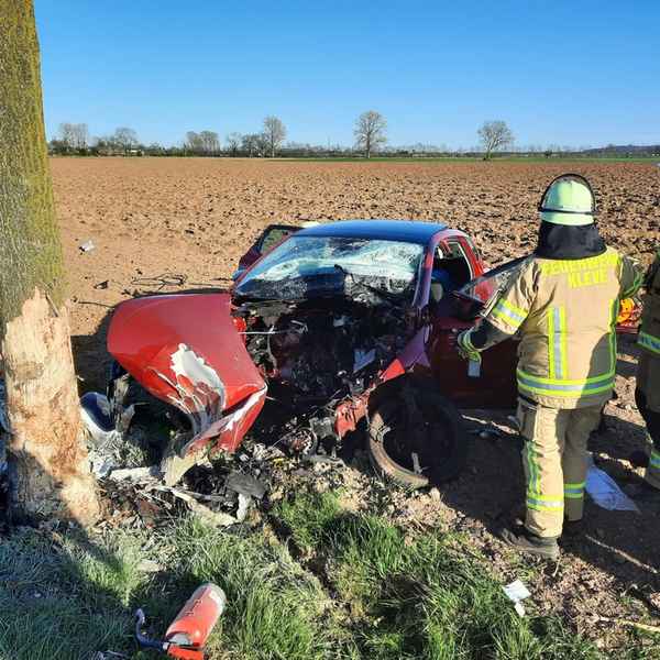 FW-KLE: Schwerer Verkehrsunfall auf der Nieler Straße