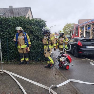 FW Weinheim: Realitätsnahe Einsatzübung in Lützelsachsen. Feuerwehr trainiert Brandeinsatz in Mehrparteienhaus