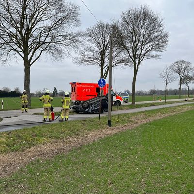 FW Rheurdt: Unfall mit zwei Autos: PKW landet auf Dach