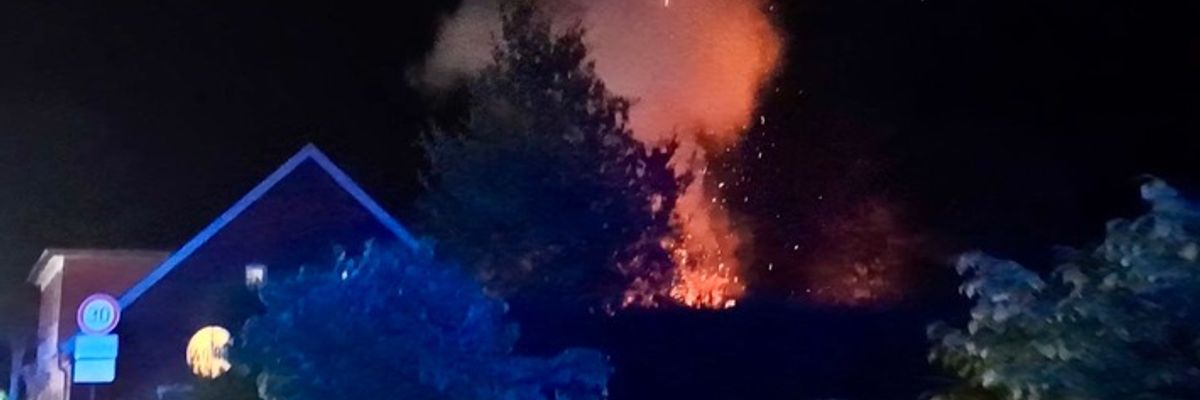 FW-OLL: Brand einer Garage in Huntlosen - Übergreifen auf Mehrfamilienhaus verhindert