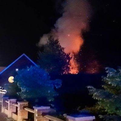 FW-OLL: Brand einer Garage in Huntlosen - Übergreifen auf Mehrfamilienhaus verhindert