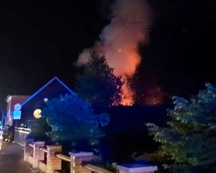 FW-OLL: Brand einer Garage in Huntlosen - Übergreifen auf Mehrfamilienhaus verhindert