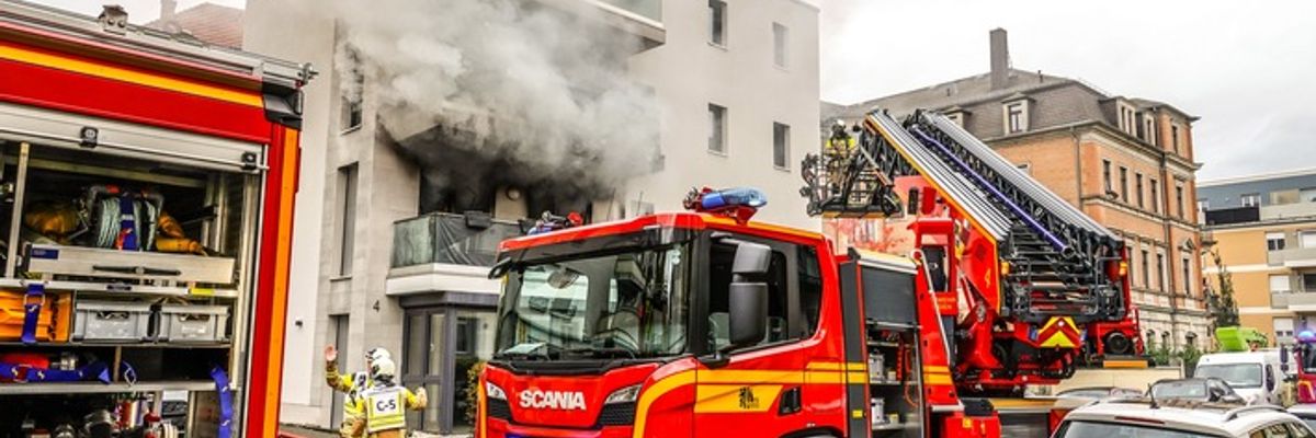 FW Dresden: Brand mit Verpuffung auf der Bramschstraße - neun Verletzte