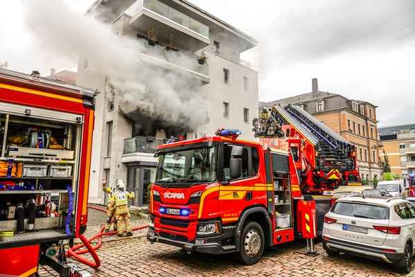 FW Dresden: Brand mit Verpuffung auf der Bramschstraße - neun Verletzte