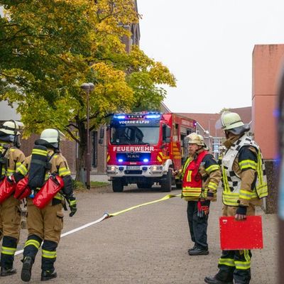 FW Voerde: Schwerer Verkehrsunfall auf dem Rathausplatz in Voerde