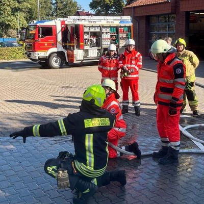 FW-OLL: Ausbildungstag der Johanniter-Auszubildenden bei der Feuerwehr Großenkneten