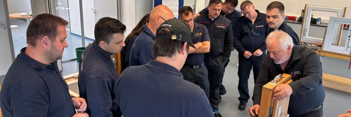 FW Weinheim: Feuerwehr Weinheim baut Kompetenz bei Türöffnungen weiter aus