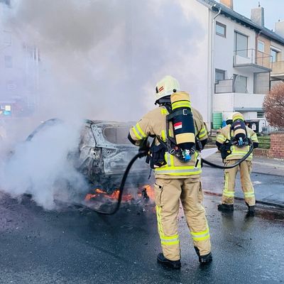 FW Lehrte: PKW gerät während der Fahrt in Brand