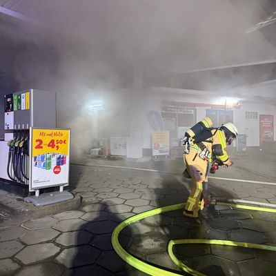 FW-EN: Brand im Tankstellengebäude in Hattingen-Welper - Feuerwehr verhindert Ausbreitung