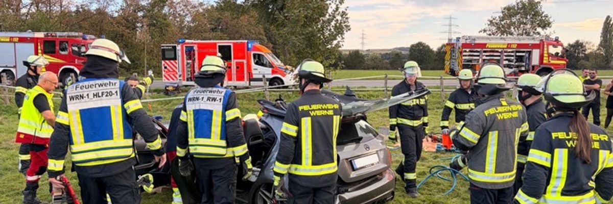 FW-WRN: Verkehrsunfall auf der Lünener Straße - Feuerwehr rettet verletzten Fahrer aus Pkw