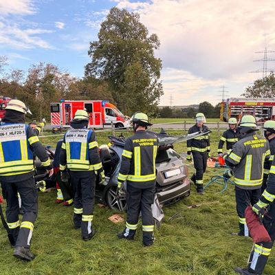 FW-WRN: Verkehrsunfall auf der Lünener Straße - Feuerwehr rettet verletzten Fahrer aus Pkw