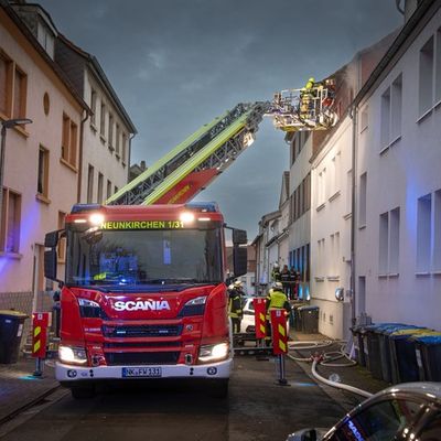 FW LK Neunkirchen: Rauchsäule weist Feuerwehr den Weg - Mehrparteienhaus nach Brand unbewohnbar