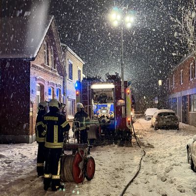 FW-AUR: Fahrzeugbrand in dichtem Schneetreiben bekämpft